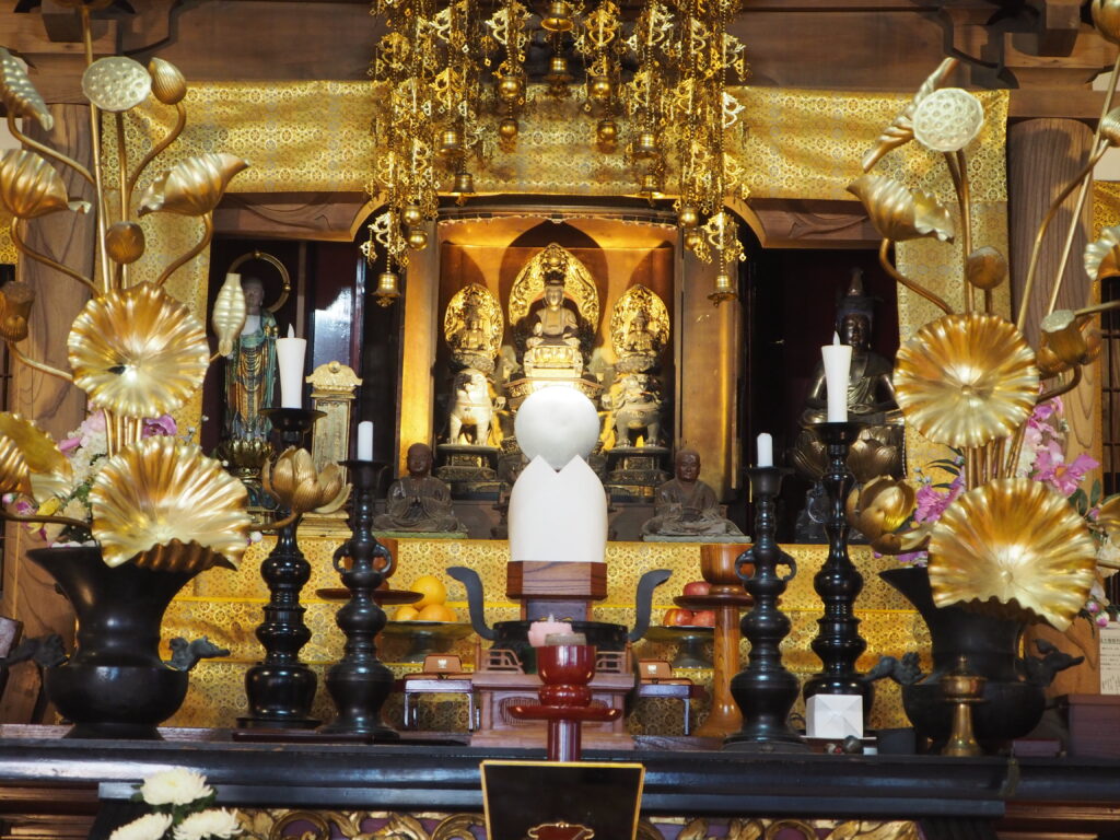 山川長林寺；須弥壇の写真です。