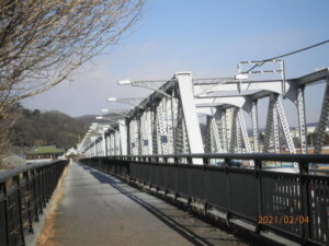 渡良瀬橋側道の写真です。