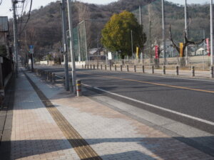 西に向かう歩道の写真です。