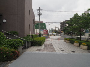 足利市立美術館脇の歩道の写真です。