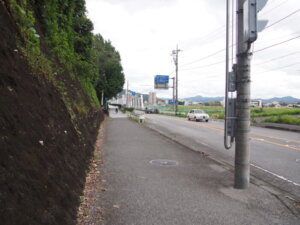 山沿いの歩道を渡良瀬橋方向に進む写真です。