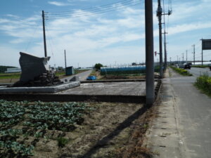 県道128号線沿いの歩道の写真です。