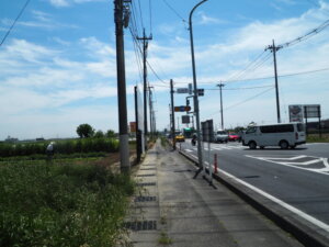 県道128号線沿いの歩道の写真です。