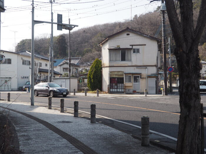 突き当たりを道なりに進む風景写真です。