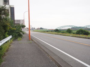 中橋に向かう歩道の写真です。
