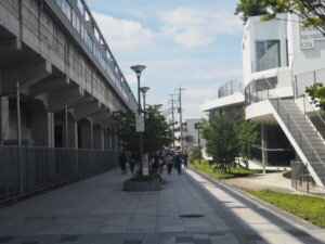 太田駅北口を出た歩道の写真です。