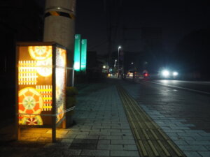 織姫神社前歩道のランタンの写真です。