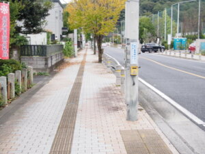 横断歩道を渡り右折した風景写真です。