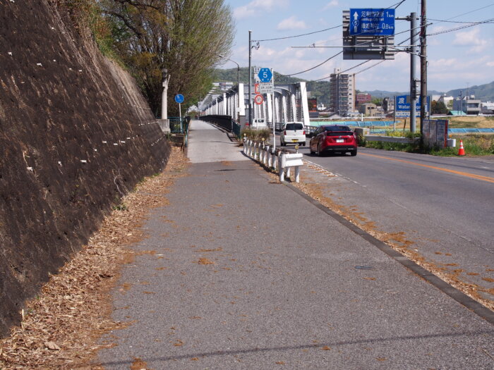 渡良瀬橋に向かう歩道の写真です。