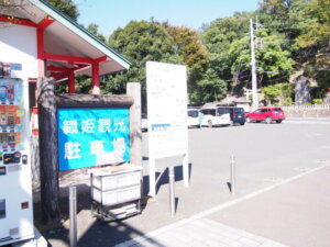 神社に向かう歩道の写真です。