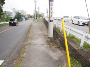 渡良瀬橋の歌碑に向かう歩道の写真です。