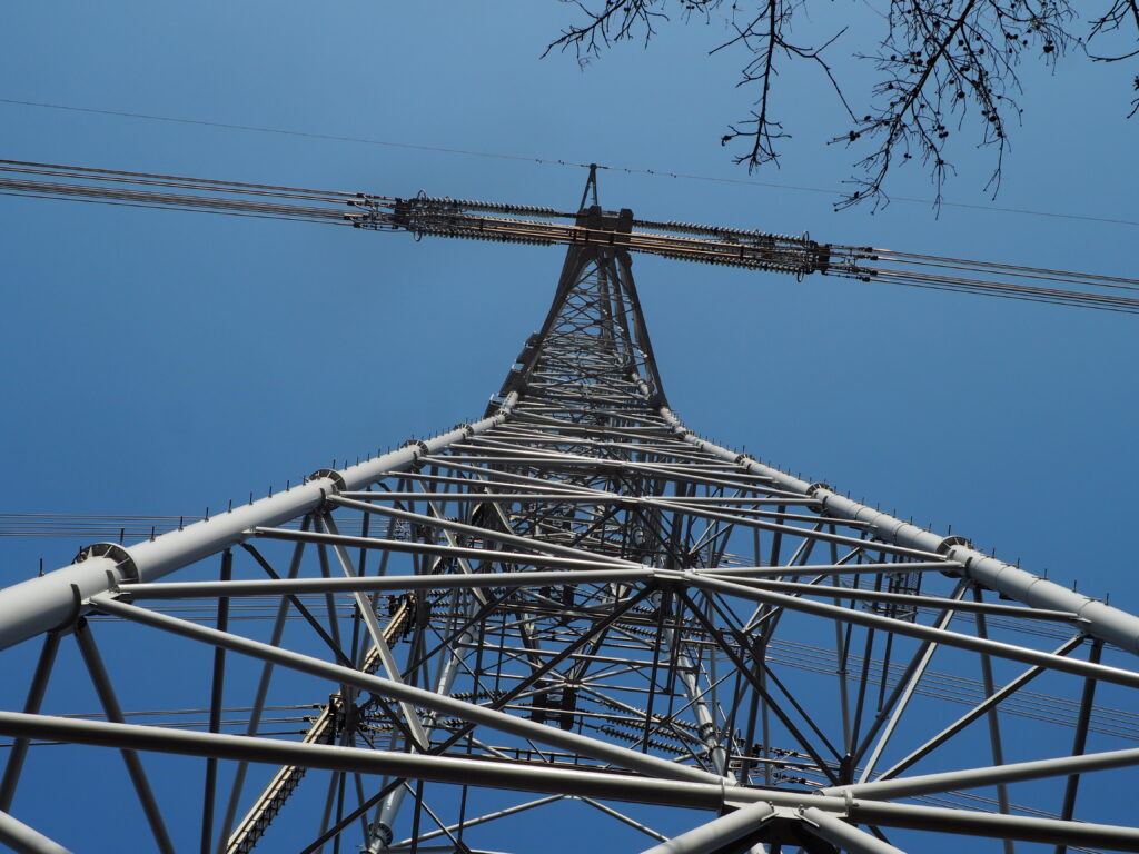 彦谷湯殿山神社近くの鉄塔の写真です。