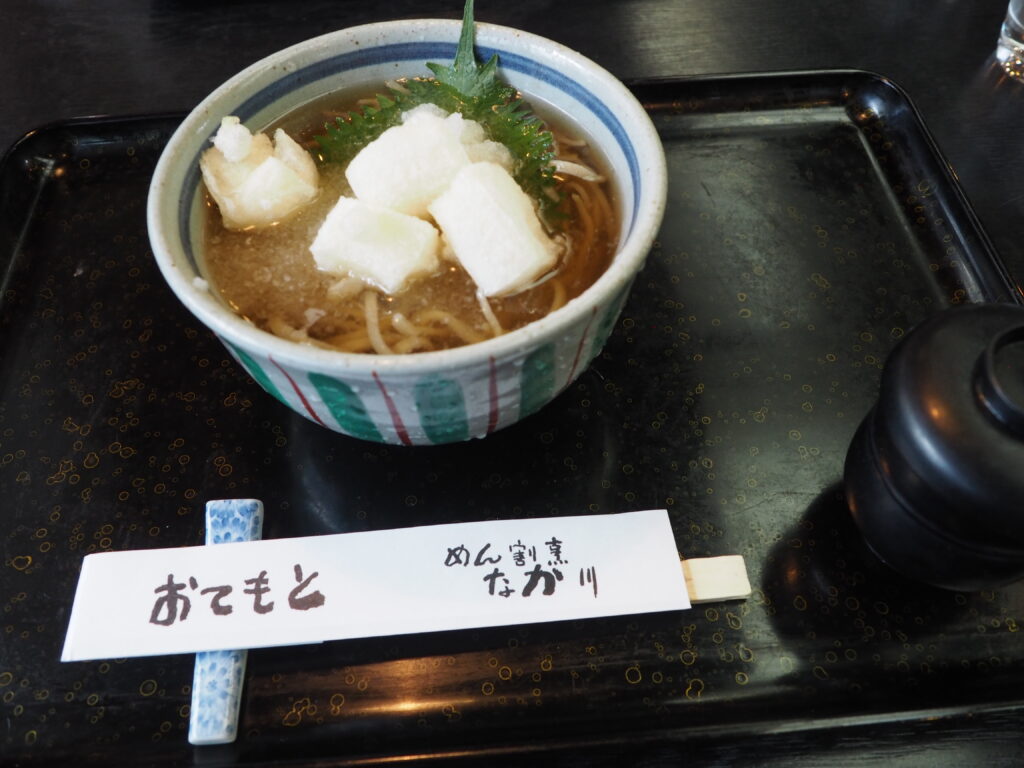 お蕎麦と箸袋の写真です。