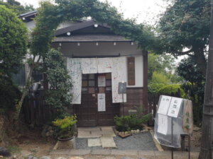 織姫神社：男坂側にあるソバ屋の写真です。