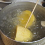 菜箸が刺さる程度まで茹でられたそうめんカボチャの写真です。
