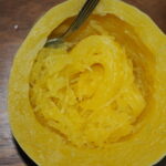 果皮から果肉が分離されたそうめんカボチャの写真です。