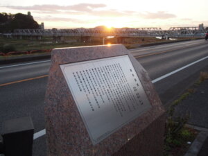 渡良瀬橋の歌碑と夕日の写真です。