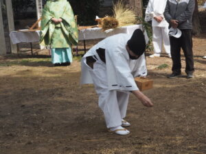 御厨神社御田植：恵方に籾種を蒔く写真です。