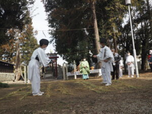 御厨神社御田植：雀追いの写真です。