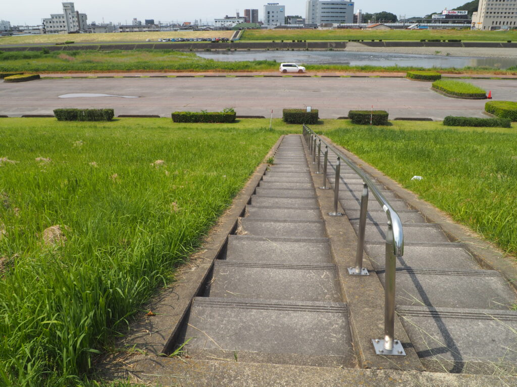 中橋緑地多目的広場北駐車場から堤防歩道に向かう階段の写真です。