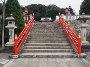 織姫神社：境内に続く階段の写真です。