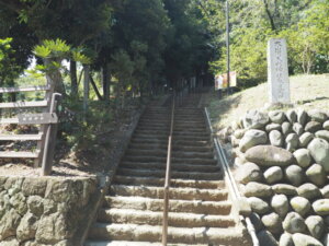 足利織姫神社：織姫山頂上に続く道の写真です。