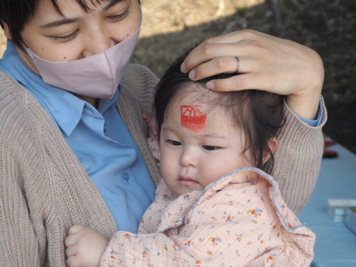 男浅間神社ペタンコ祭り:額に御朱印を押す写真です。