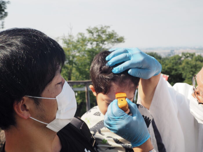 男浅間神社ペタンコ祭り:額に御朱印を押す写真です。