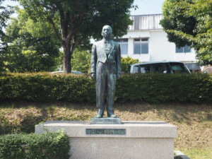 織姫公園：展望台「名誉市民像」の写真です。