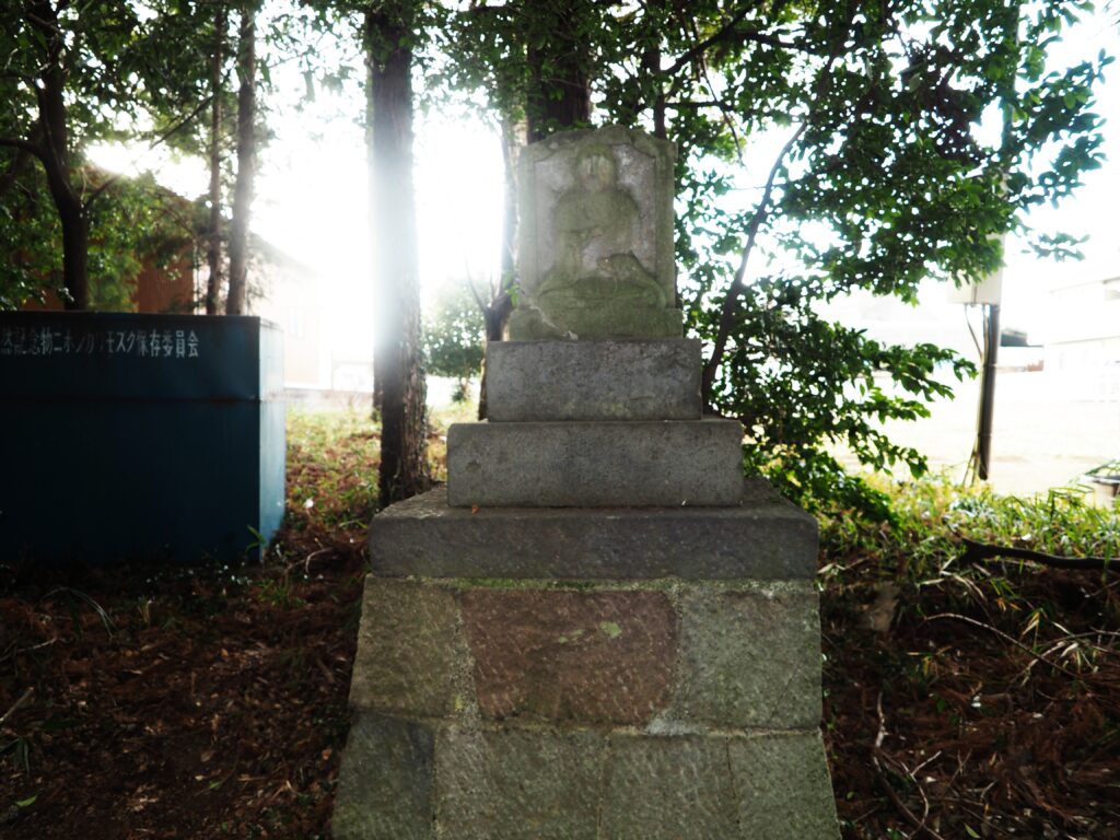 南大町芋森神明宮：弘法池にある弘法大師像の写真です。