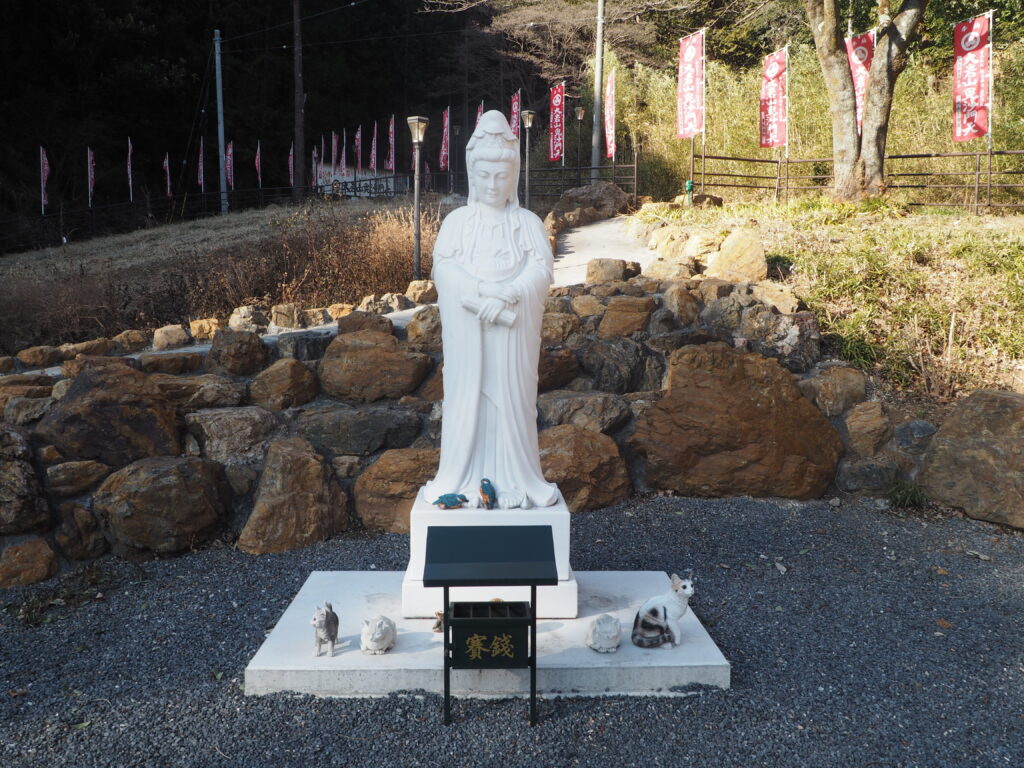 大岩山毘沙門天女坂公園の白衣観音立像の写真です。