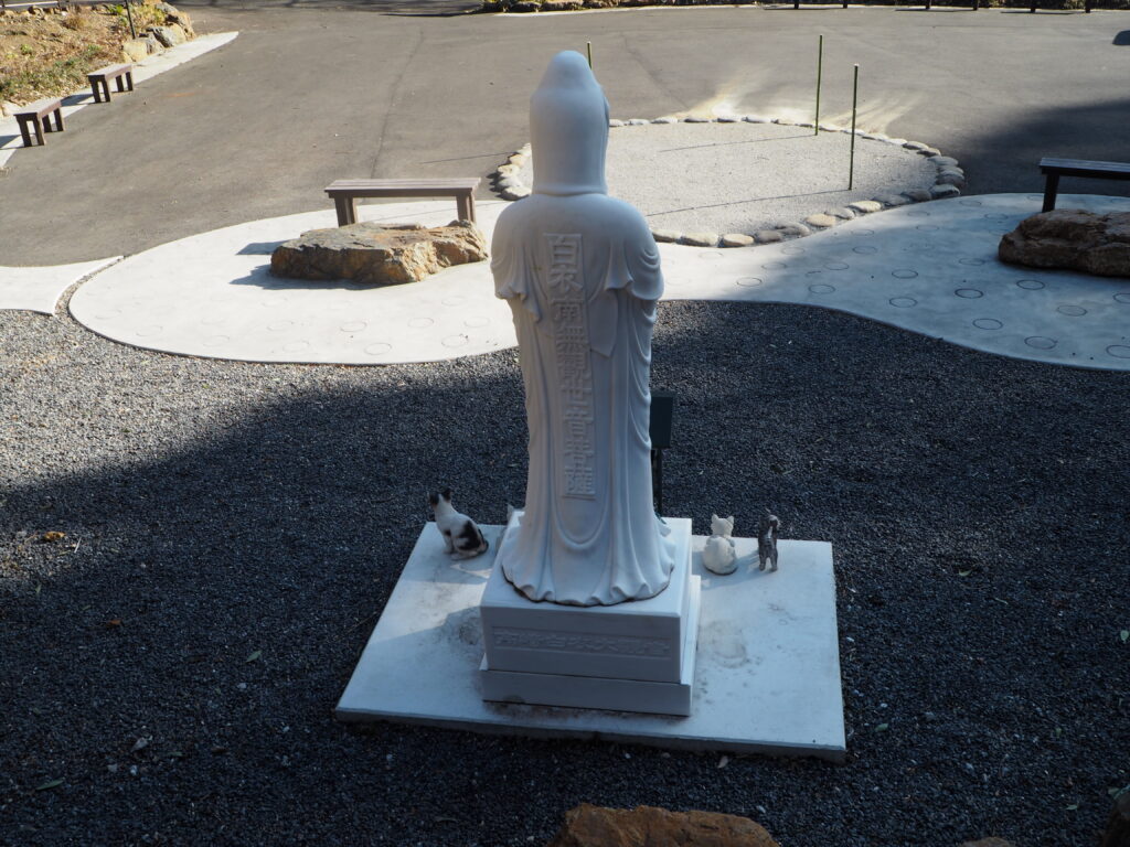 大岩山毘沙門天女坂公園の白衣観音立像の写真です。