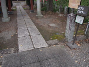 神社参道の段差の写真です。
