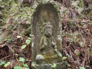 行道山の石仏の写真です。