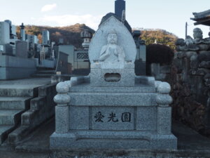 心通院：愛光園の石仏の写真です。