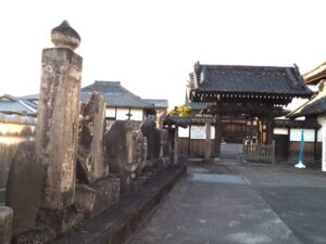 千蔵院：山門前の石仏の写真です。
