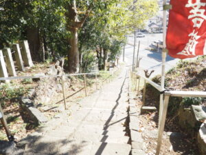 常念寺の隣から登る石段の写真です。