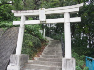 参道入り口の石の鳥居の写真です。