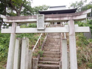 社殿前の石の鳥居の写真です。