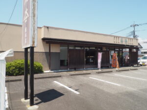 虎谷本店の店先の写真です。