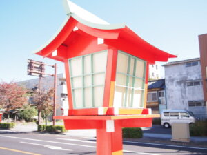 お宮の形をした街灯の写真です。