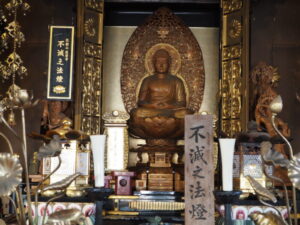 足利三十三観音霊場巡り：助戸 龍泉寺の釈迦如来坐像の写真です。