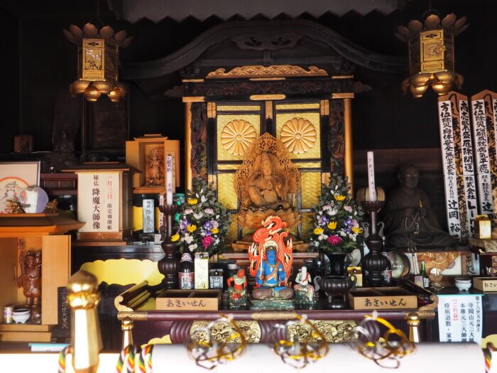 寺岡山元三大師　本堂の須弥壇の写真です。
