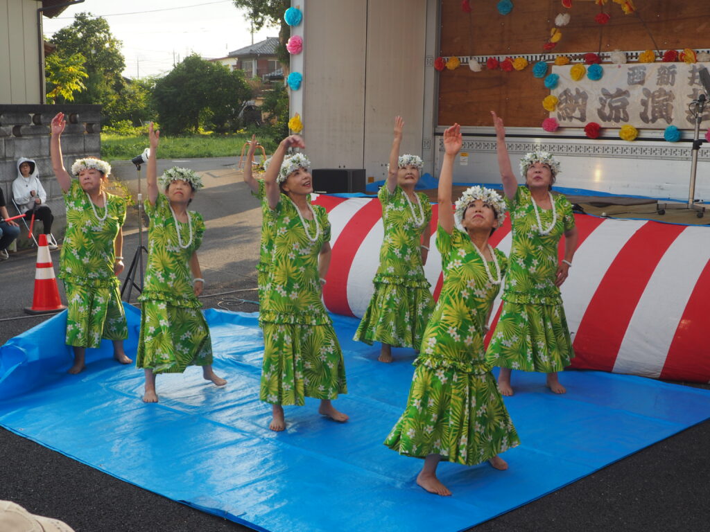 足利市西新井町自治会納涼祭：フラダンスの写真です。