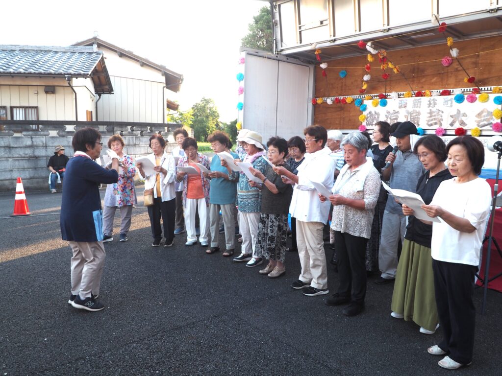 足利市西新井町自治会納涼祭：コーラスの写真です。