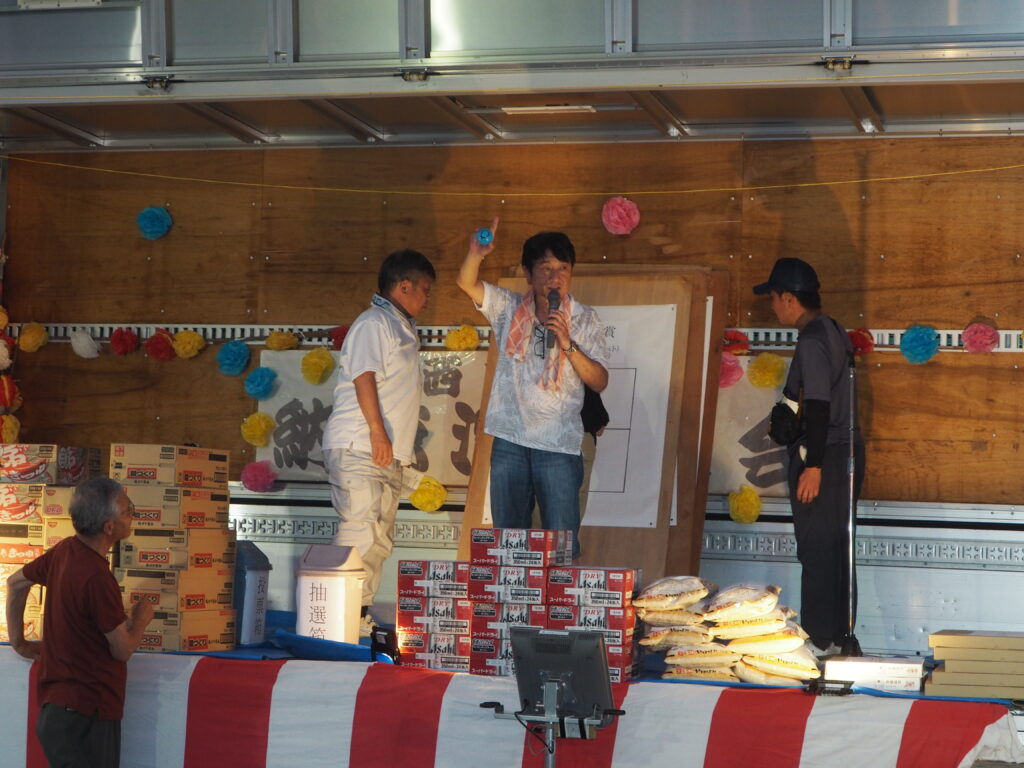 足利市西新井町自治会納涼祭：福引抽選会の写真です。