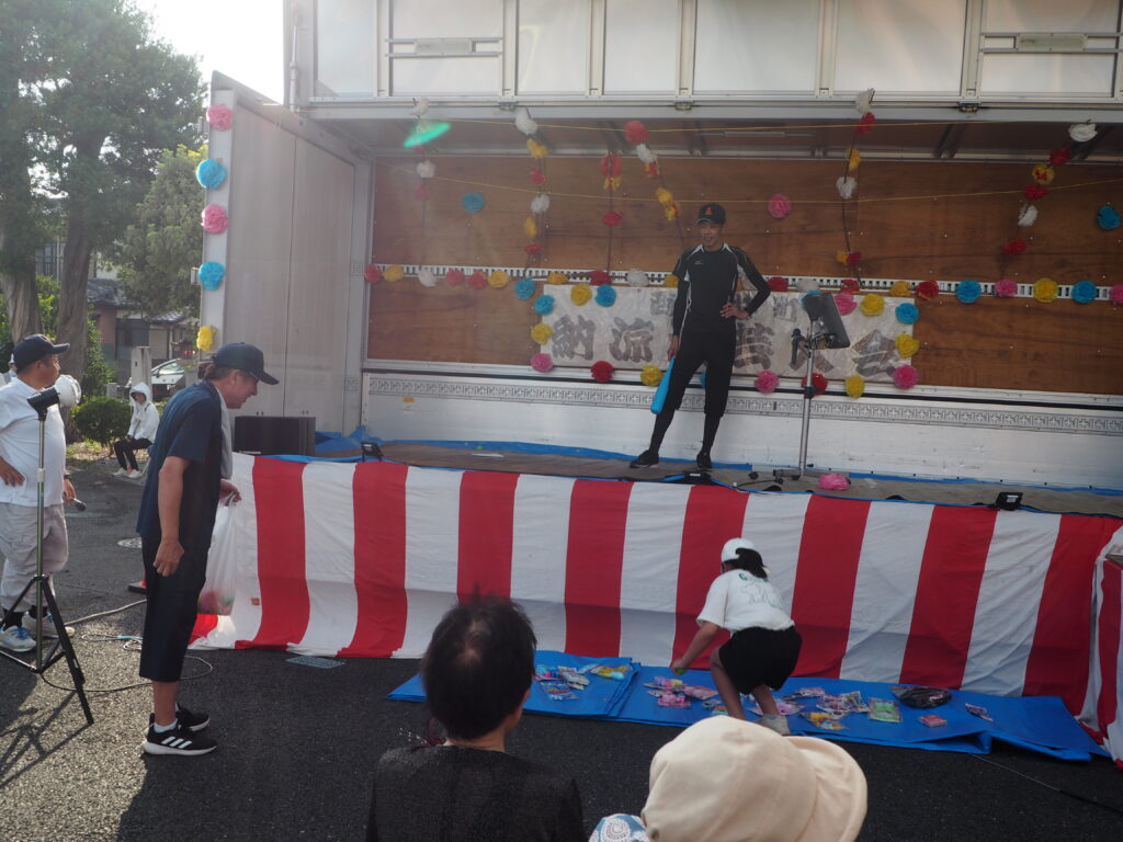 足利市西新井町自治会納涼祭：青年部のスタンツの写真です。