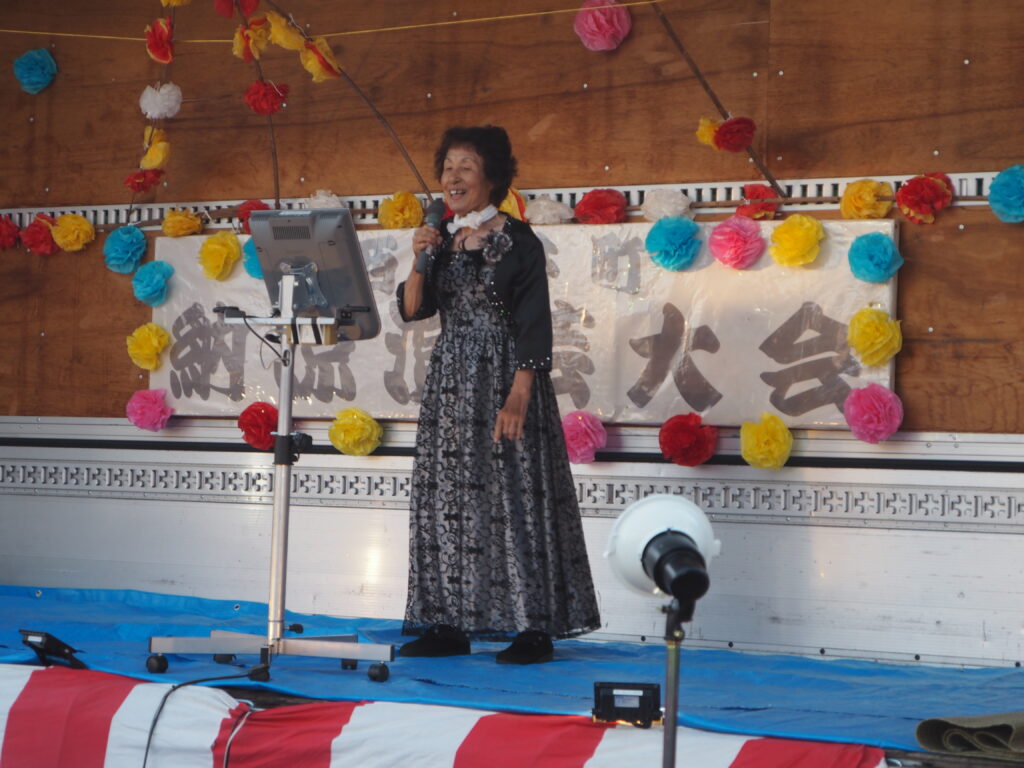 足利市西新井町自治会納涼祭：カラオケの写真です。
