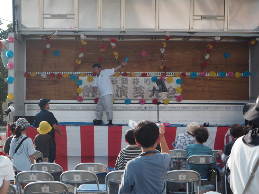 足利市西新井町自治会納涼祭：青年部のスタンツの写真です。
