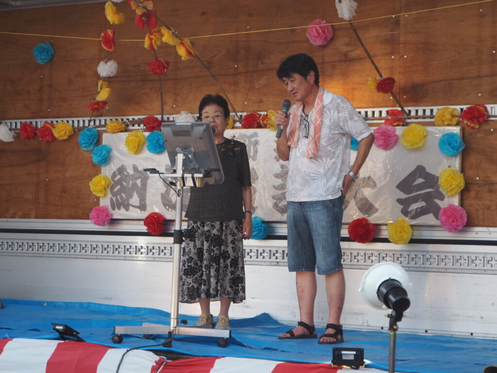 足利市西新井町自治会納涼祭カラオケの写真です。
